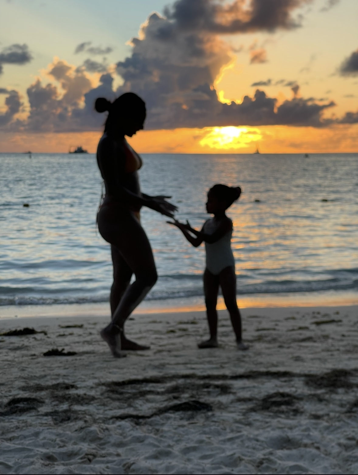 Une maman et sa fille au coucher de soleil