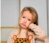 Maman accroupie au niveau d'un enfant de 2 ans en pleine émotion, attitude bienveillante